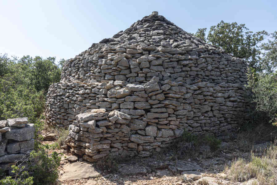Castelló de la Plana - parque natural de la Valltorta-Gassulla 07 - refugio de piedra seca.jpg